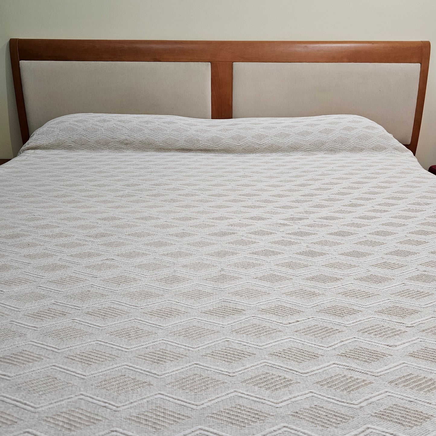 Colcha multiusos para sofá y cama, modelo Rombos, color beige. Medidas 125x180 cm, 180x260 cm, 230 x 260 cm