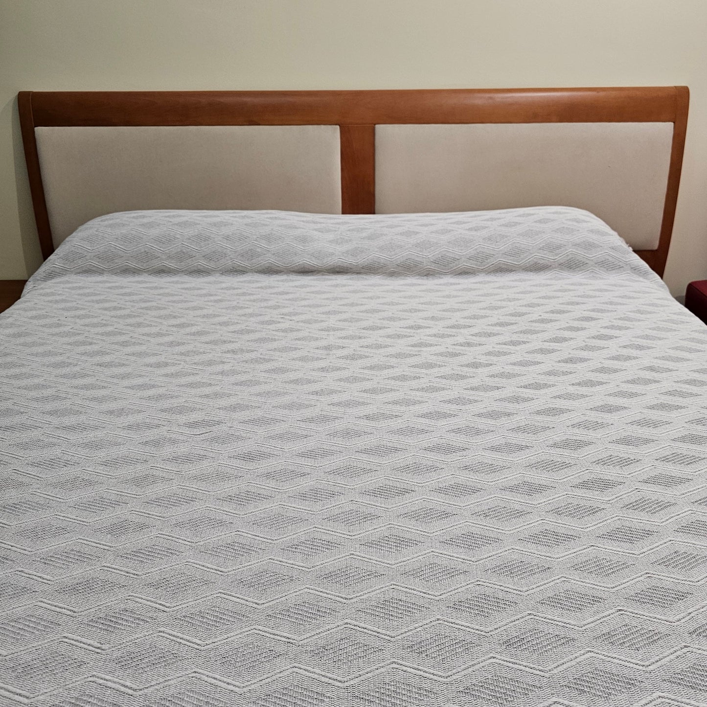 Colcha multiusos para sofá y cama, modelo Rombos, color gris. Medidas 125x180 cm, 180x260 cm, 230 x 260 cm