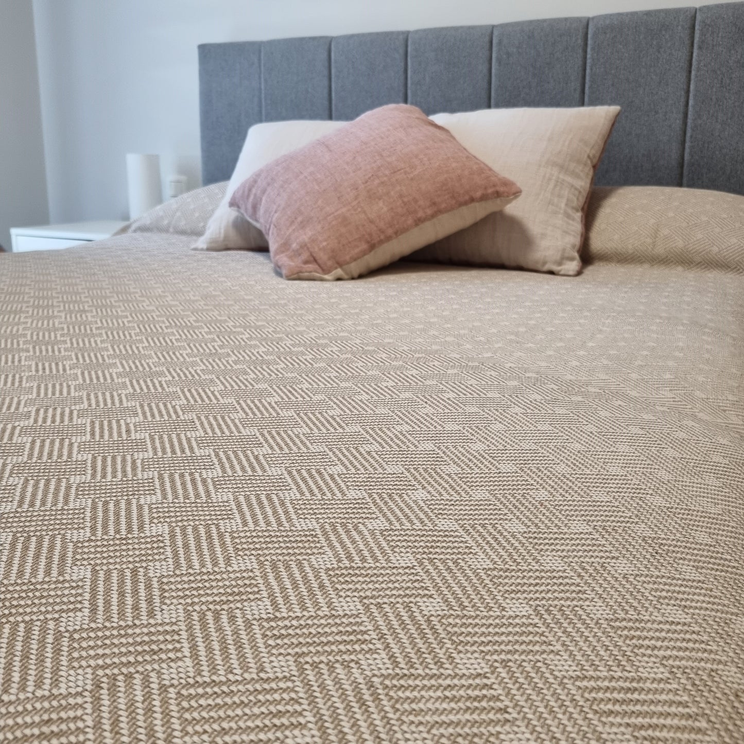 Colcha multiusos para sofá y cama, modelo Lazo, color beige. Medidas 125x180 cm, 180x260 cm, 230 x 260 cm