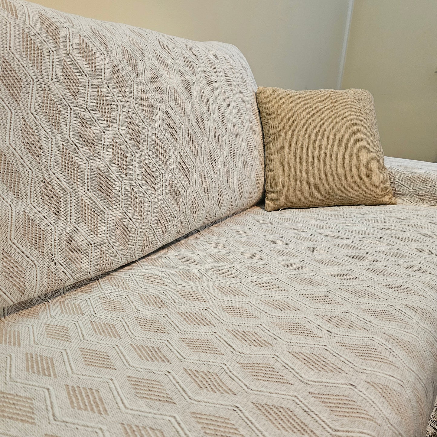 Colcha multiusos para sofá y cama, modelo Rombos, color beige. Medidas 125x180 cm, 180x260 cm, 230 x 260 cm