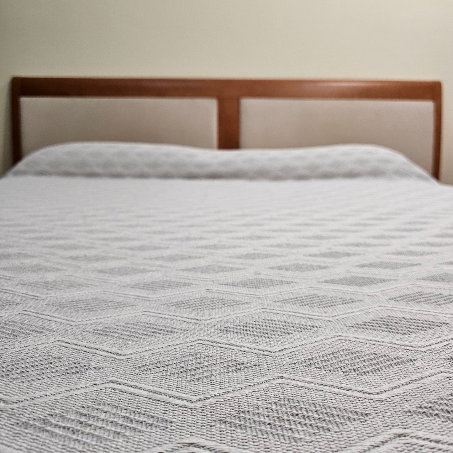 Colcha multiusos para sofá y cama, modelo Rombos, color gris. Medidas 125x180 cm, 180x260 cm, 230 x 260 cm