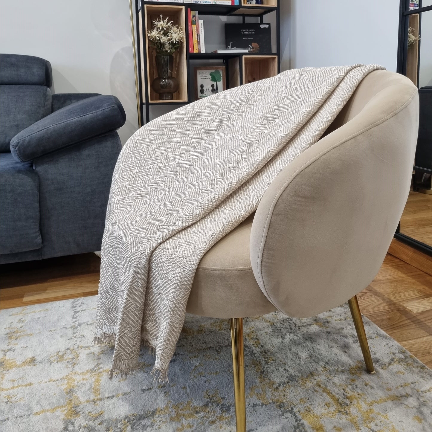 Colcha multiusos para sofá y cama, modelo Lazo, color beige. Medidas 125x180 cm, 180x260 cm, 230 x 260 cm