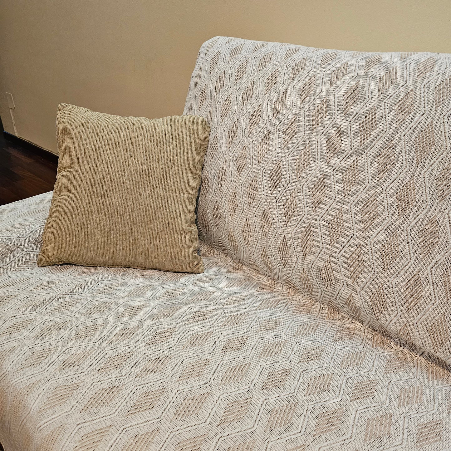 Colcha multiusos para sofá y cama, modelo Rombos, color beige. Medidas 125x180 cm, 180x260 cm, 230 x 260 cm