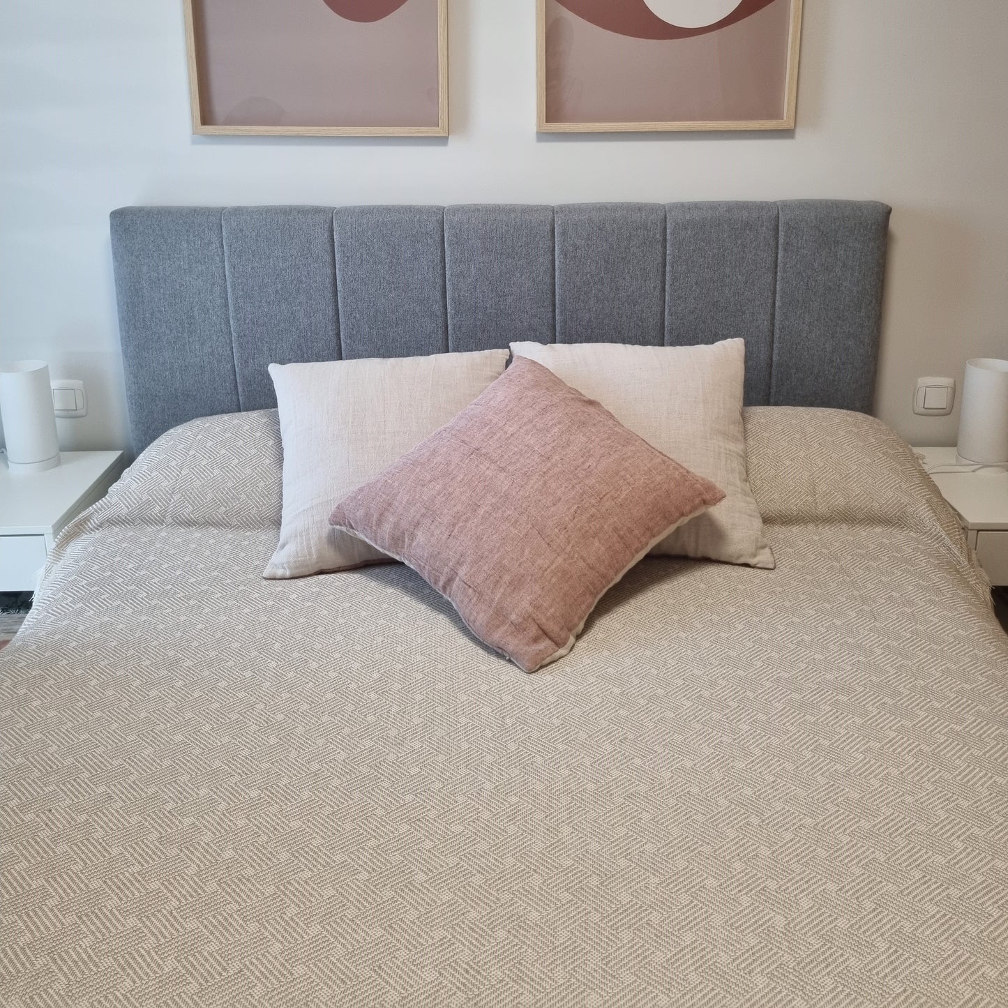 Colcha multiusos para sofá y cama, modelo Lazo, color beige. Medidas 125x180 cm, 180x260 cm, 230 x 260 cm