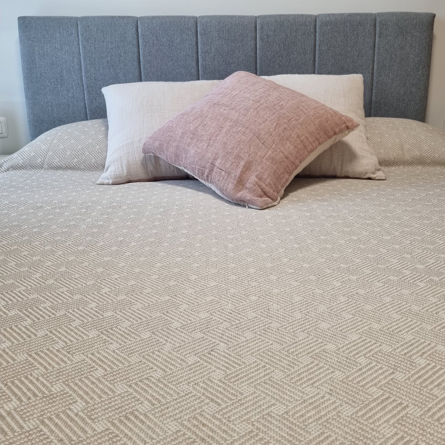 Colcha multiusos para sofá y cama, modelo Lazo, color beige. Medidas 125x180 cm, 180x260 cm, 230 x 260 cm