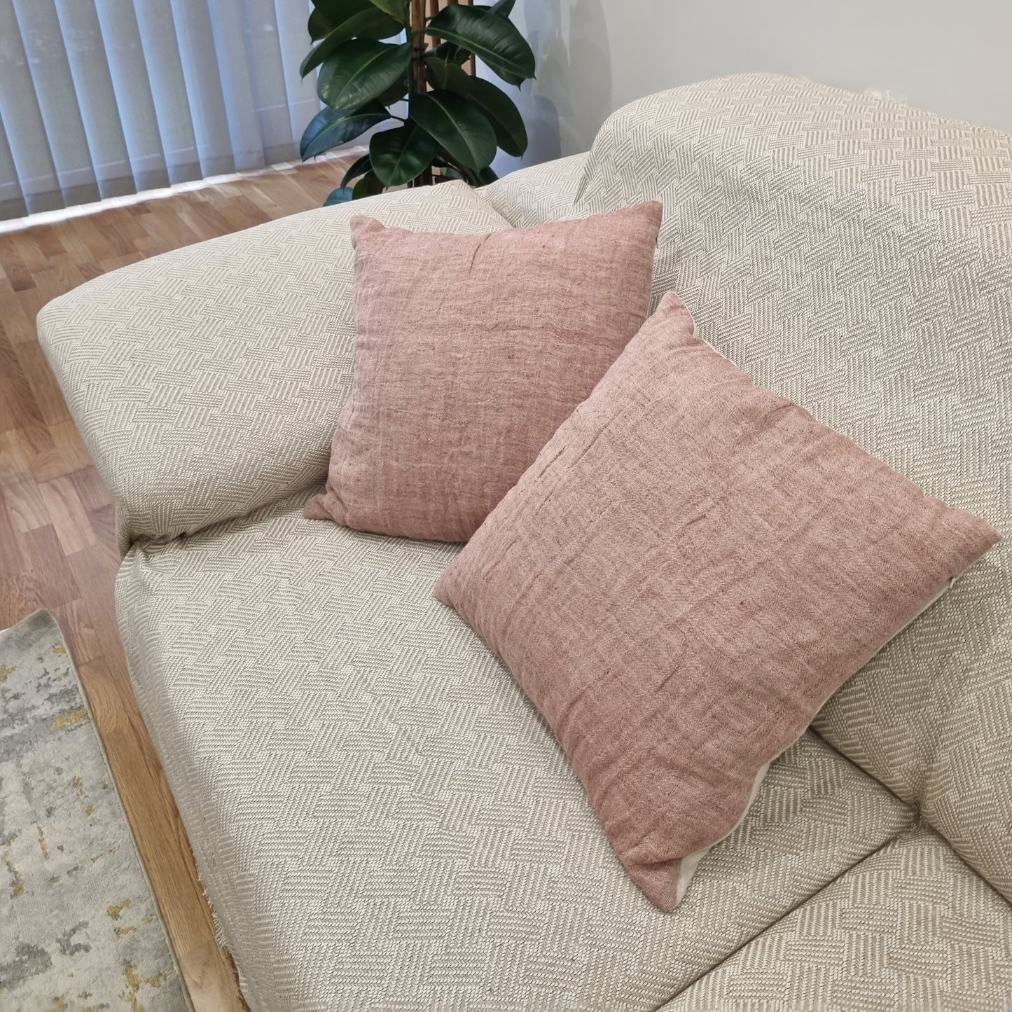 Colcha multiusos para sofá y cama, modelo Lazo, color beige. Medidas 125x180 cm, 180x260 cm, 230 x 260 cm