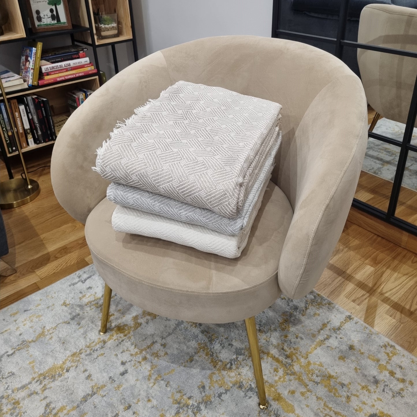 Colcha multiusos para sofá y cama, modelo Lazo, color beige. Medidas 125x180 cm, 180x260 cm, 230 x 260 cm